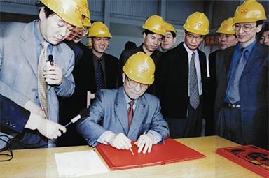 2002年4月3日，時(shí)任浙江省省長(zhǎng)柴松岳視察景興工業(yè)園