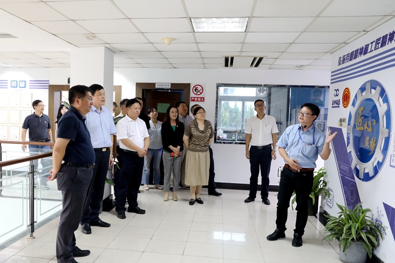 2020年7月29日，時(shí)任浙江省政協(xié)常委、社法委副主任、省總工會(huì)副主席、一級(jí)巡視員董建偉蒞臨景興紙業(yè)調(diào)研新時(shí)代工匠培育工作