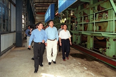 2000年9月19日，時任浙江省委書記張德江一行視察公司